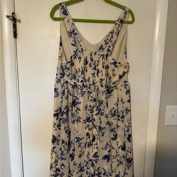Gorgeous Torrid Lined Ivory and Floral Dress Size 3 - Picture 5 of 11